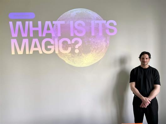 Alumnus Giuliano Falco begeisterte mit einem energiegeladenen Impulsvortrag, der so ungewöhnlich war wie sein Weg: Vom Friseurmeister über die DJ-Kanzel zum Gründer von EconLab AI​.